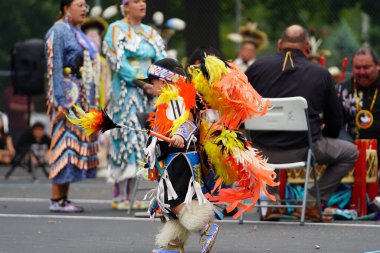 Wisconsin Dells, Wisconsin ABD - 17 Eylül 2022: Chunk ulusu seyircilerin önünde yerli danslar ve ritüeller düzenledi.