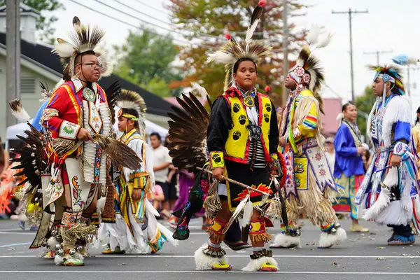 2022年9月17日 美国威斯康星州 威斯康星州德尔斯 浩克民族的美洲原住民在观众面前预演了当地的舞蹈和仪式 — 图库照片