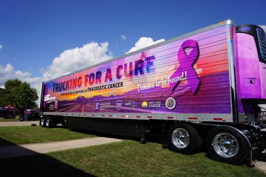 Waupun, Wisconsin ABD - 11 Ağustos 2023: Pankreas Kanseri için kamyonet taşımacılığı her yıl düzenlenen Kamyon ve Gösteri 'de bir destek grubu gösteriliyordu.