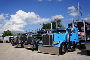 Waupun, Wisconsin ABD - 11 Ağustos 2023: Waupun 'un geleneksel kamyonet fuarına birçok farklı renkli kamyonlar geldi.