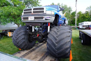 Waupun, Wisconsin ABD - 11 Ağustos 2023: Waupun 'un geleneksel kamyonet fuarına birçok farklı renkli kamyonlar geldi.      