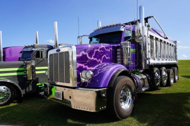 Waupun, Wisconsin ABD - 11 Ağustos 2023: Waupun 'un geleneksel kamyonet fuarına birçok farklı renkli kamyonlar geldi.