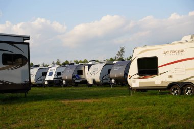 Yeni Lizbon, Wisconsin ABD - 1 Ağustos 2023: Birçok karavan kampçısı satmak için bir araya geldi.