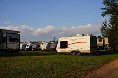 Yeni Lizbon, Wisconsin ABD - 1 Ağustos 2023: Birçok karavan kampçısı satmak için bir araya geldi.