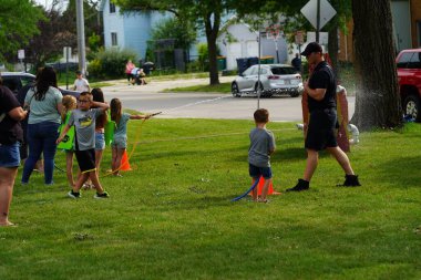 Fond du Lac, Wisconsin ABD - 1 Ağustos 2023: Yerel Polis, Şerif ve itfaiyeci memurlar, Ulusal Gece Gezisi Aile Eğlencesi etkinliği için cemaat aileleriyle bir araya geldi