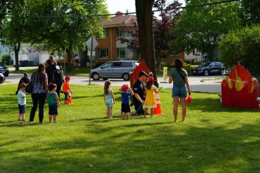 Fond du Lac, Wisconsin ABD - 1 Ağustos 2023: Yerel Polis, Şerif ve itfaiyeci memurlar, Ulusal Gece Gezisi Aile Eğlencesi etkinliği için cemaat aileleriyle bir araya geldi