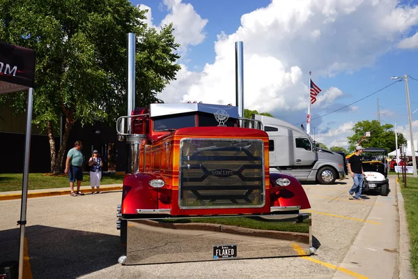 ウィスコンシン州ウィスコンシン州ウィーン 2023年8月11日 多くの異なるカラフルなセミトラックがウィーン州の年間トラックノーショーに現れました — ストック写真