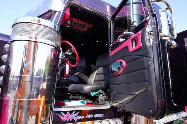 美国威斯康星州沃邦 2023年8月11日 一辆粉红和黑色半卡车的内舱 — 图库照片