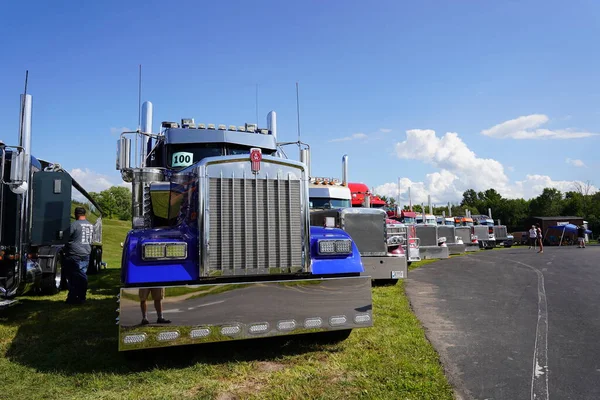 ウィスコンシン州ウィスコンシン州ウィーン 2023年8月11日 多くの異なるカラフルなセミトラックがウィーン州の年間トラックノーショーに現れました — ストック写真