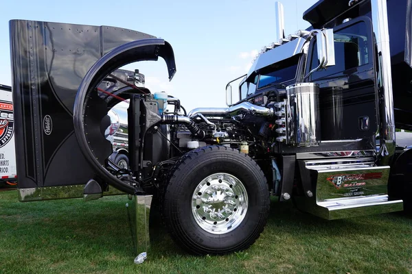 美国威斯康星州沃邦 2023年8月11日2021年8月11日卡明斯柴油X15发动机在半卡车和大型钻机卡车内 — 图库照片