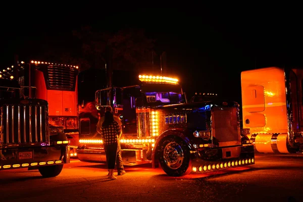 Waupun Wisconsin Usa Augustus 2023 Grote Vrachtwagen Semi Vrachtwagen Gloeiden — Stockfoto