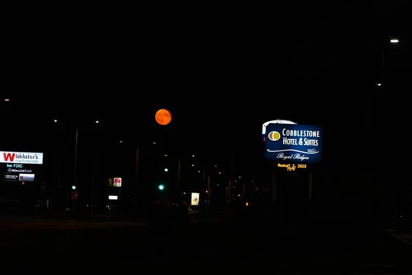 Oranžový Super Měsíc Visí Nízko Blízkosti Hotelu Restaurace Znamení Během — Stock fotografie