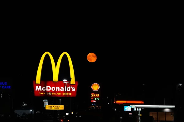 リポン ウィスコンシンDells Usa 8月4日 2023 オレンジのスーパームーンは 夜の間にマクドナルドのレストランのサインの近くに低く掛かります — ストック写真