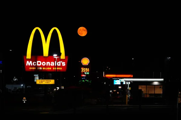 위스콘신 2023 오렌지 맥도날드의 레스토랑 — 스톡 사진