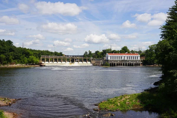 ウィスコンシン州デルズ ウィスコンシン州 アメリカ 7月31日 2023 水力発電所キルバーンダムは コミュニティに電気を供給するウィスコンシン川の上に座っています — ストック写真