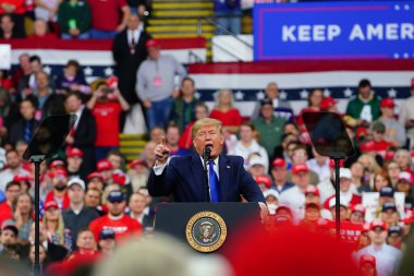 Milwaukee, Wisconsin / ABD - 14 Ocak 2020: 45 ABD Başkanı Donald J. Trump UW-Milwaukee Panter Arena 'da Amerika' yı Tekrar Büyük Yap Mitingi düzenledi ve güçlü bir konuşma yaptı..