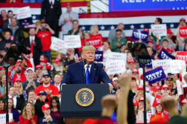 Milwaukee, Wisconsin / ABD - 14 Ocak 2020: 45 ABD Başkanı Donald J. Trump UW-Milwaukee Panter Arena 'da Amerika' yı Tekrar Büyük Yap Mitingi düzenledi ve güçlü bir konuşma yaptı..