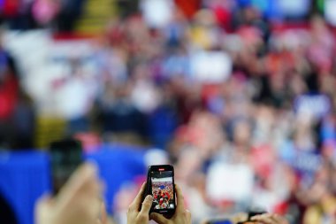 Milwaukee, Wisconsin / ABD - 14 Ocak 2020: 45 Başkan Donald Trump destekçileri akıllı telefonlarıyla UW-Milwaukee Panter Arena 'da Amerika' yı Tekrar Büyük Yap Mitingi 'ni çekiyorlar.