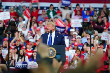 Milwaukee, Wisconsin / ABD - 14 Ocak 2020: 45 ABD Başkanı Donald J. Trump UW-Milwaukee Panter Arena 'da Amerika' yı Tekrar Büyük Yap Mitingi düzenledi ve güçlü bir konuşma yaptı..