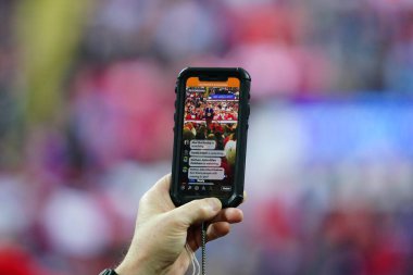 Milwaukee, Wisconsin / ABD - 14 Ocak 2020: 45 Başkan Donald Trump destekçileri akıllı telefonlarıyla UW-Milwaukee Panter Arena 'da Amerika' yı Tekrar Büyük Yap Mitingi 'ni çekiyorlar.