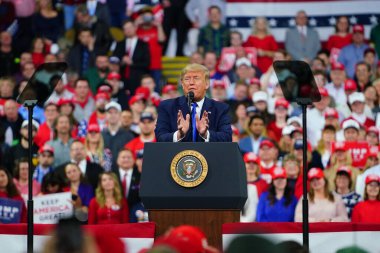Milwaukee, Wisconsin / ABD - 14 Ocak 2020: 45 ABD Başkanı Donald J. Trump UW-Milwaukee Panter Arena 'da Amerika' yı Tekrar Büyük Yap Mitingi düzenledi ve güçlü bir konuşma yaptı..