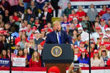 Milwaukee, Wisconsin / ABD - 14 Ocak 2020: 45 ABD Başkanı Donald J. Trump UW-Milwaukee Panter Arena 'da Amerika' yı Tekrar Büyük Yap Mitingi düzenledi ve güçlü bir konuşma yaptı..