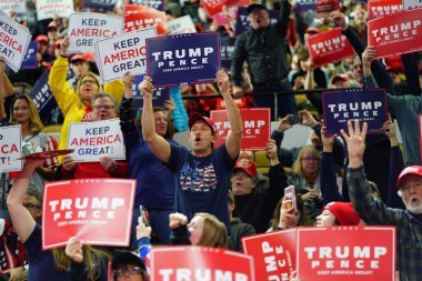 Milwaukee, Wisconsin / ABD - 14 Ocak 2020: 45. ABD Başkanı Donald Trump 'ın birçok destekçisi UW-Milwaukee Panter Arena' da düzenlenen Make America Great Again mitingine katıldı..