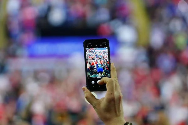 美国威斯康星州密尔沃基 2020年1月14日 第45任总统唐纳德 特朗普的支持者使用智能手机在美国密尔沃基黑豹竞技场夺取了 让美国再次伟大 的胜利 — 图库照片
