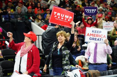 Milwaukee, Wisconsin / ABD - 14 Ocak 2020: 45. ABD Başkanı Donald Trump 'ın birçok destekçisi UW-Milwaukee Panter Arena' da düzenlenen Make America Great Again mitingine katıldı..