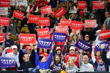 Milwaukee, Wisconsin / ABD - 14 Ocak 2020: 45. ABD Başkanı Donald Trump 'ın birçok destekçisi UW-Milwaukee Panter Arena' da düzenlenen Make America Great Again mitingine katıldı..