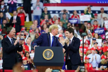 Milwaukee, Wisconsin / ABD - 14 Ocak 2020: Başkan Donald Trump, Ron Johnson ve Wisconsin Cumhuriyetçileri sahneye çıktı ve UW-Milwaukee Panther Arena 'daki destekçilere seslendi.