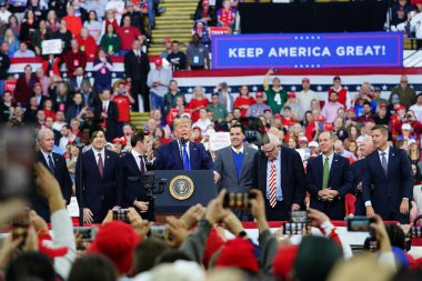 Milwaukee, Wisconsin / ABD - 14 Ocak 2020: Başkan Donald Trump, Ron Johnson ve Wisconsin Cumhuriyetçileri sahneye çıktı ve UW-Milwaukee Panther Arena 'daki destekçilere seslendi.