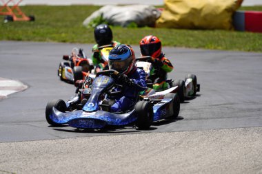 Dousman, Wisconsin ABD - 8 Ağustos 2019: Badger Kart kulübü Wolf Paving Raceway 'de go-kart sürücüleri ulusal yarışlara katıldı.