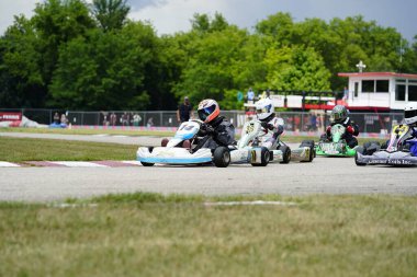 Dousman, Wisconsin ABD - 8 Ağustos 2019: Badger Kart kulübü Wolf Paving Raceway 'de go-kart sürücüleri ulusal yarışlara katıldı.