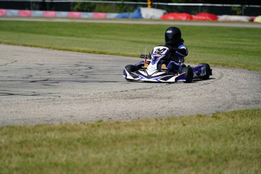 Dousman, Wisconsin ABD - 8 Ağustos 2019: Badger Kart kulübü Wolf Paving Raceway 'de go-kart sürücüleri ulusal yarışlara katıldı.