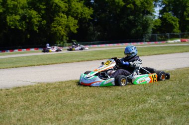 Dousman, Wisconsin ABD - 8 Ağustos 2019: Badger Kart kulübü Wolf Paving Raceway 'de go-kart sürücüleri ulusal yarışlara katıldı.