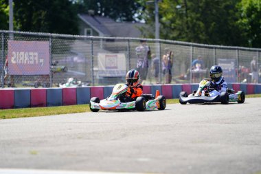 Dousman, Wisconsin ABD - 8 Ağustos 2019: Badger Kart kulübü Wolf Paving Raceway 'de go-kart sürücüleri ulusal yarışlara katıldı.