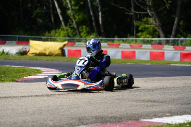 Dousman, Wisconsin ABD - 8 Ağustos 2019: Badger Kart kulübü Wolf Paving Raceway 'de go-kart sürücüleri ulusal yarışlara katıldı.