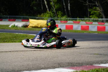 Dousman, Wisconsin ABD - 8 Ağustos 2019: Badger Kart kulübü Wolf Paving Raceway 'de go-kart sürücüleri ulusal yarışlara katıldı.