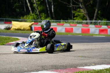 Dousman, Wisconsin ABD - 8 Ağustos 2019: Badger Kart kulübü Wolf Paving Raceway 'de go-kart sürücüleri ulusal yarışlara katıldı.
