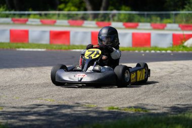 Dousman, Wisconsin ABD - 8 Ağustos 2019: Badger Kart kulübü Wolf Paving Raceway 'de go-kart sürücüleri ulusal yarışlara katıldı.