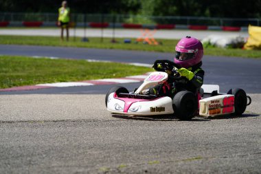 Dousman, Wisconsin ABD - 8 Ağustos 2019: Badger Kart kulübü Wolf Paving Raceway 'de go-kart sürücüleri ulusal yarışlara katıldı.