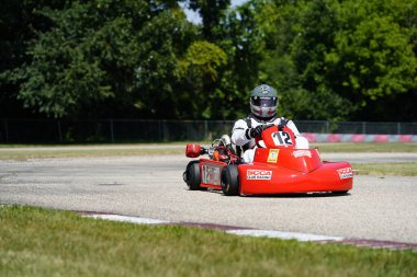 Dousman, Wisconsin ABD - 8 Ağustos 2019: Badger Kart kulübü Wolf Paving Raceway 'de go-kart sürücüleri ulusal yarışlara katıldı.