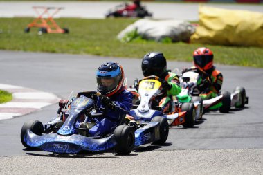 Dousman, Wisconsin ABD - 8 Ağustos 2019: Badger Kart kulübü Wolf Paving Raceway 'de go-kart sürücüleri ulusal yarışlara katıldı.