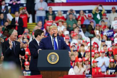 Milwaukee, Wisconsin / ABD - 14 Ocak 2020: Başkan Donald Trump, Ron Johnson ve Wisconsin Cumhuriyetçileri sahneye çıktı ve UW-Milwaukee Panther Arena 'daki destekçilere seslendi.