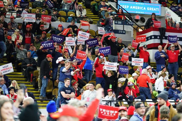 美国威斯康星州密尔沃基 2020年1月14日 美国第45任总统唐纳德 特朗普的许多支持者出席了在美国密尔沃基黑豹竞技场举行的 让美国再次伟大起来 — 图库照片