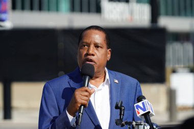 Milwaukee, Wisconsin ABD - 23 Ağustos 2023: Muhafazakar Radyo Sunucusu Larry Elder, 2024 Cumhurbaşkanlığı Cumhuriyetçi Forumu 'nda basın ve medyaya verdiği röportajlarda,.