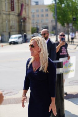 Milwaukee, Wisconsin ABD - 23 Ağustos 2023: ABD Temsilcisi Marjorie Taylor Greene basın ve medyaya demeç verdi ve Fiserv Forum 'unda Trump destekçileriyle görüştü