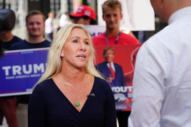 Milwaukee, Wisconsin ABD - 23 Ağustos 2023: ABD Temsilcisi Marjorie Taylor Greene basın ve medyaya demeç verdi ve Fiserv Forum 'unda Trump destekçileriyle görüştü