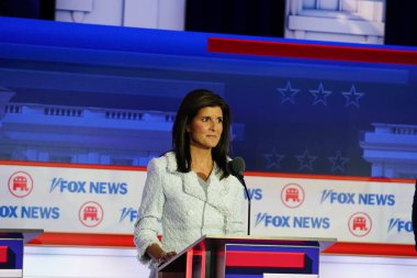 Milwaukee, Wisconsin ABD - 23 Ağustos 2023: Eski Güney Carolina Valisi Nikki Haley 2024 Cumhuriyetçi Başkanlık tartışmasına katıldı.
